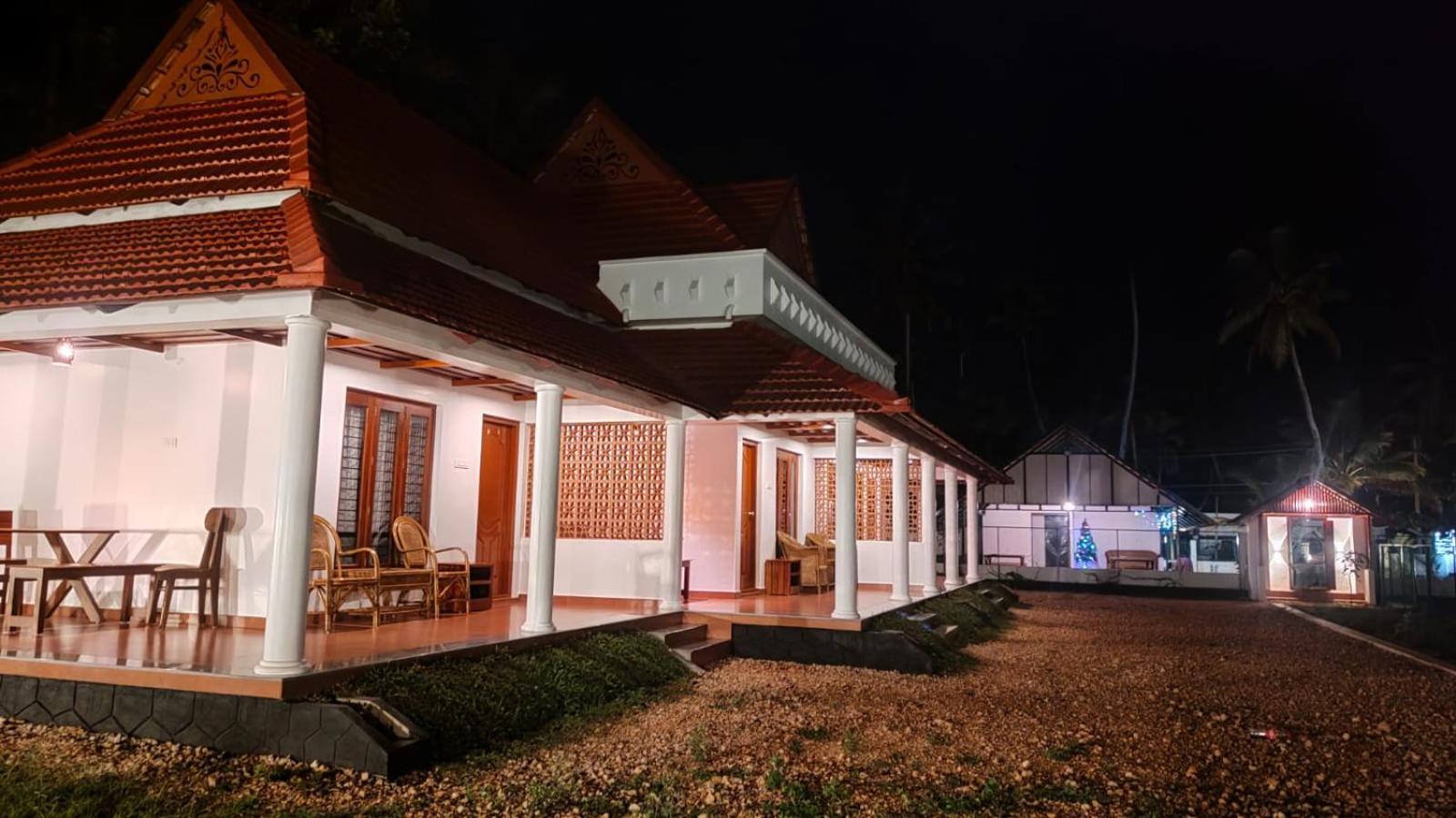 Отель The Royal Island Mundrothuruth Экстерьер фото
