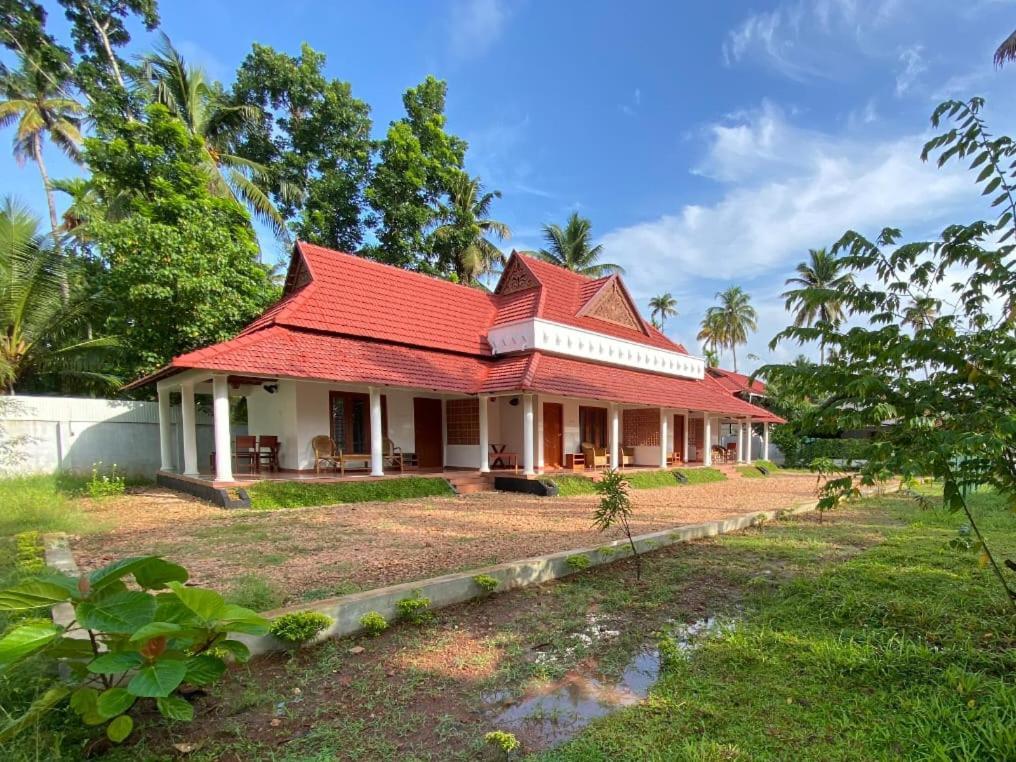 Отель The Royal Island Mundrothuruth Экстерьер фото